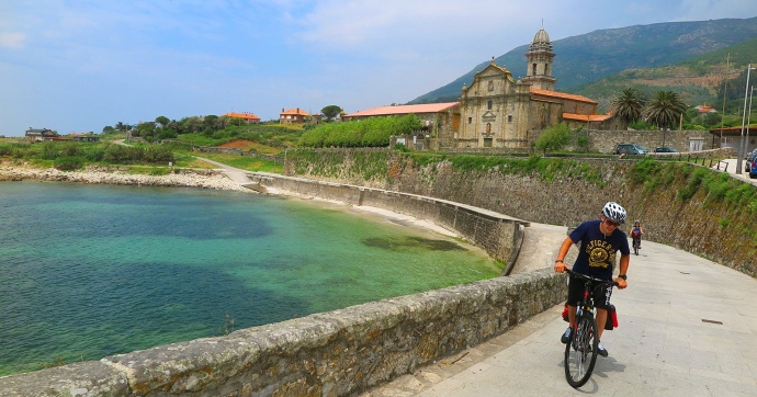 Gita in bicicletta mattutina lungo l'Atlantico